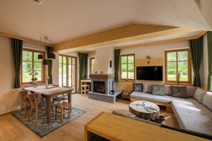 Chalet romántico | Área de sala de estar | Televisión de pantalla plana de 76 cm con canales vía satélite 
