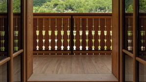 A wooden balcony with a view of a mountainous landscape. - PRIVILLAGE STARE - B&B, Villa and Chalet Resort (Bohinj)