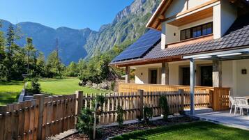 Villa Luxe, 3 chambres, vue lac, côté montagne | Terrasse/Patio