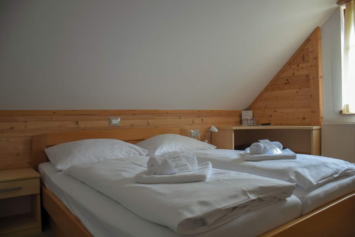 Family room with mountain view | 1 bedroom, Egyptian cotton sheets, pillowtop beds, desk