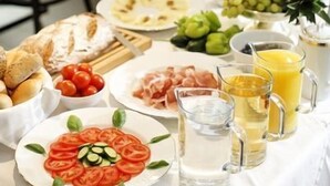 Ein reichhaltiges Frühstücksbuffet mit verschiedenen Speisen und Getränken.