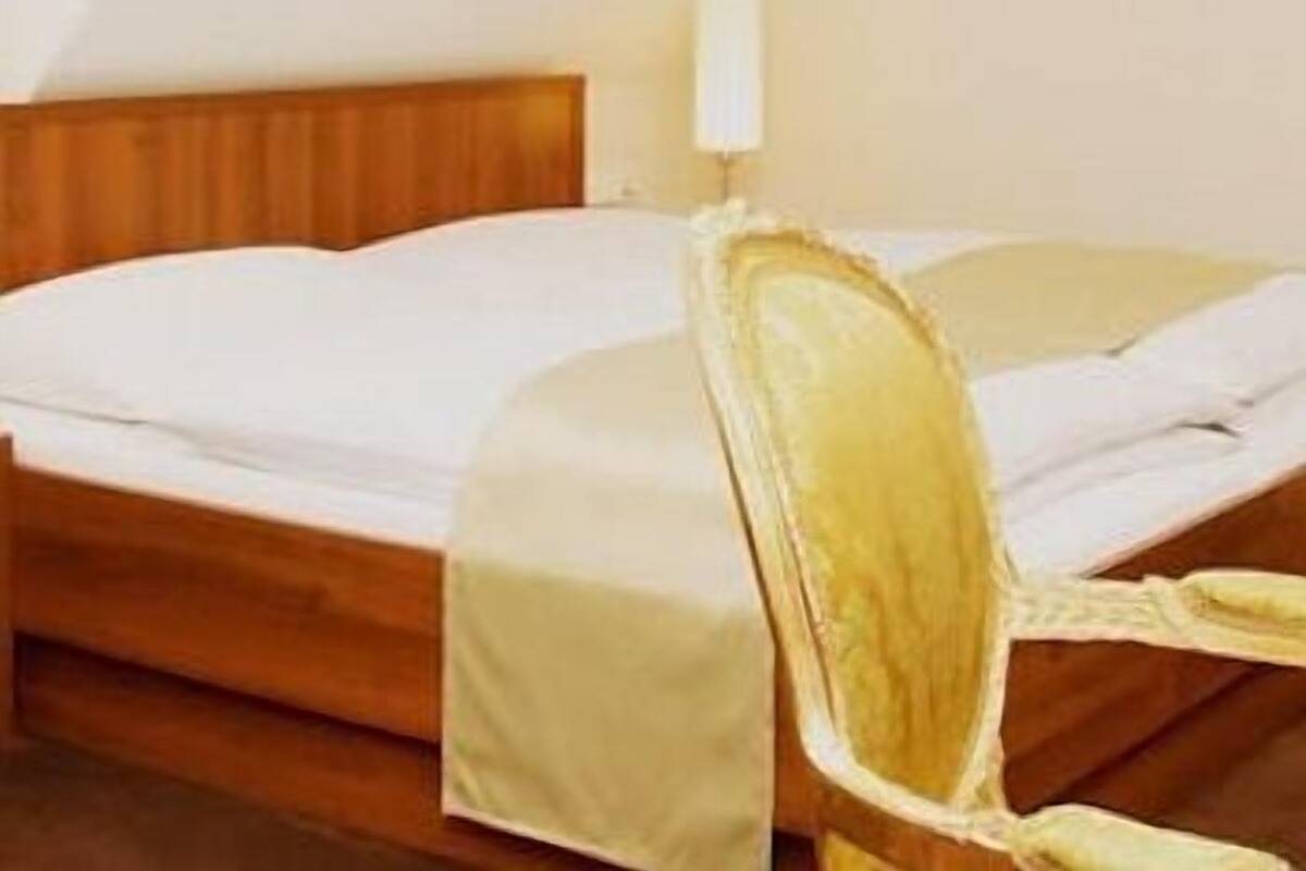 Brankas, meja kerja, Wi-Fi gratis, dan seprai linen