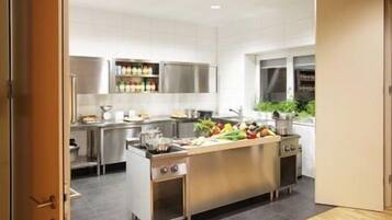 ์ ์ฌ ์์ฌ ๋ฐ ์ ๋
์์ฌ ์ ๊ณต