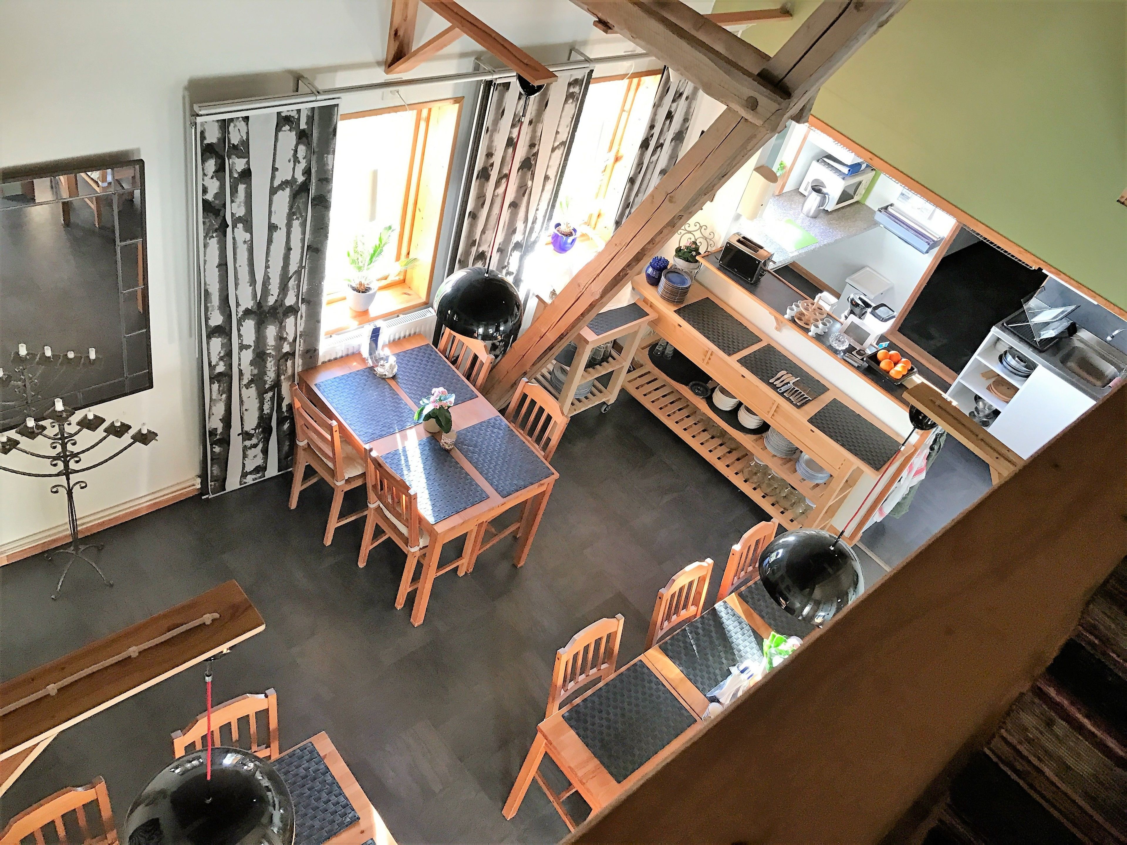 Un comedor con mesa y sillas, una cocina equipada y vistas al exterior.