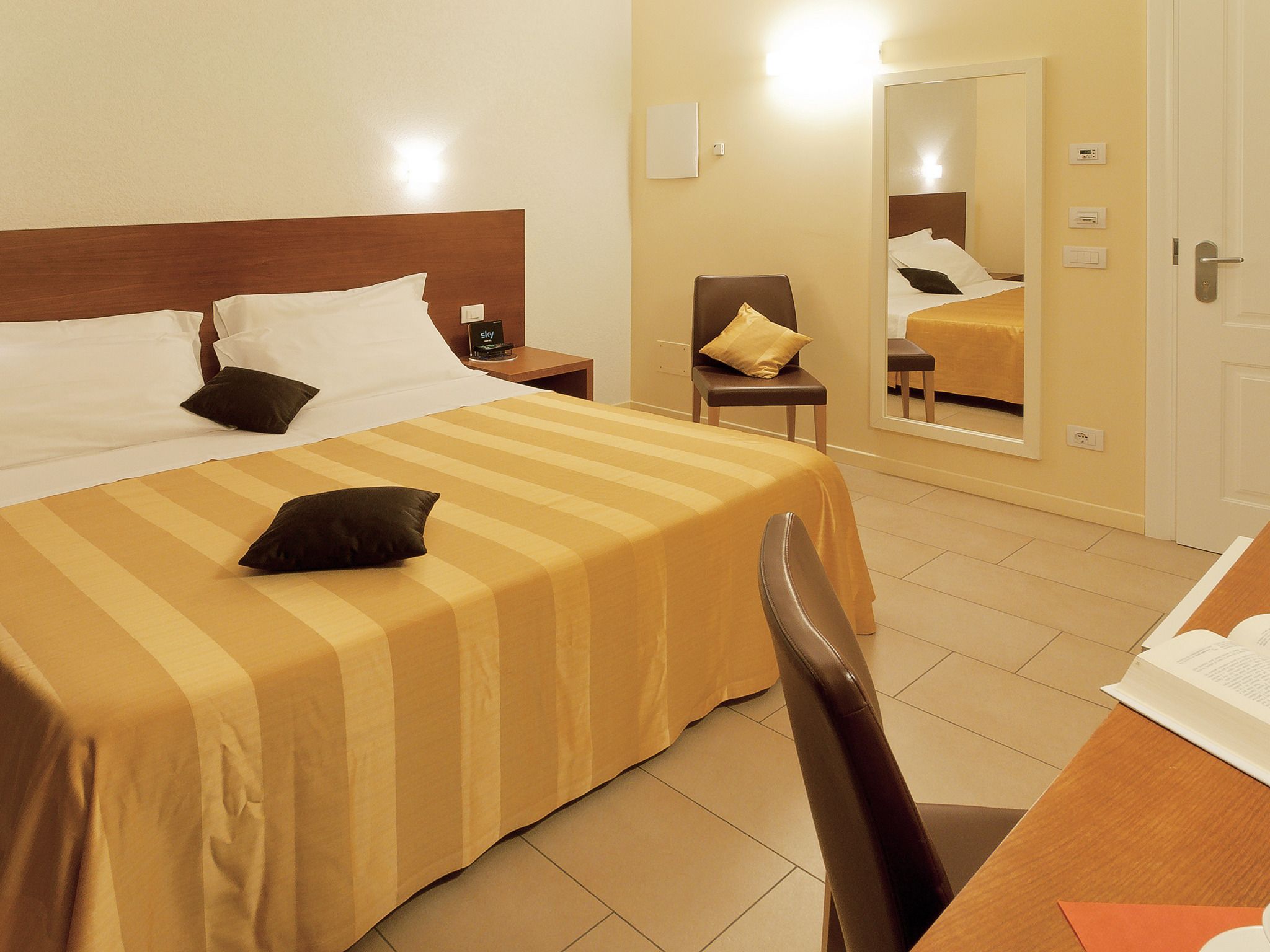 Select Comfort 床、迷你吧、办公桌、隔音