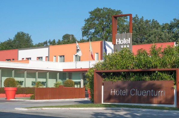 Un hotel modern amb un rètol ben visible que diu "Hotel Cluentum".