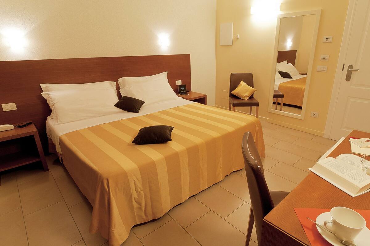 select comfort beds, minibar, desk, soundproofing