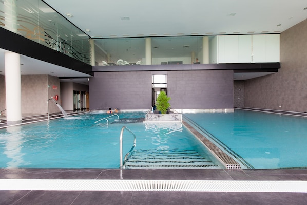 Couples treatment room(s), sauna, hot tub, steam room