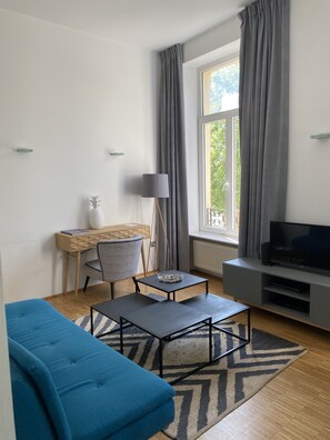 Literie de qualité supérieure, bureau, fer et planche à repasser