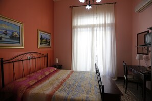 Habitación doble, baño privado | Decoración personalizada, muebles diferentes, escritorio y camas extra