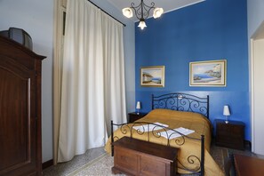 Habitación doble, baño privado | Decoración personalizada, muebles diferentes, escritorio y camas extra