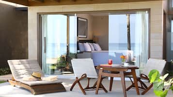 Beachfront Suite | Premium bedding, minibar, in-room safe, blackout curtains