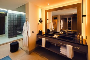 Beachfront Suite with Dip Pool | Salle de bain | Douche, douche cascade, articles de toilette (gratuits)