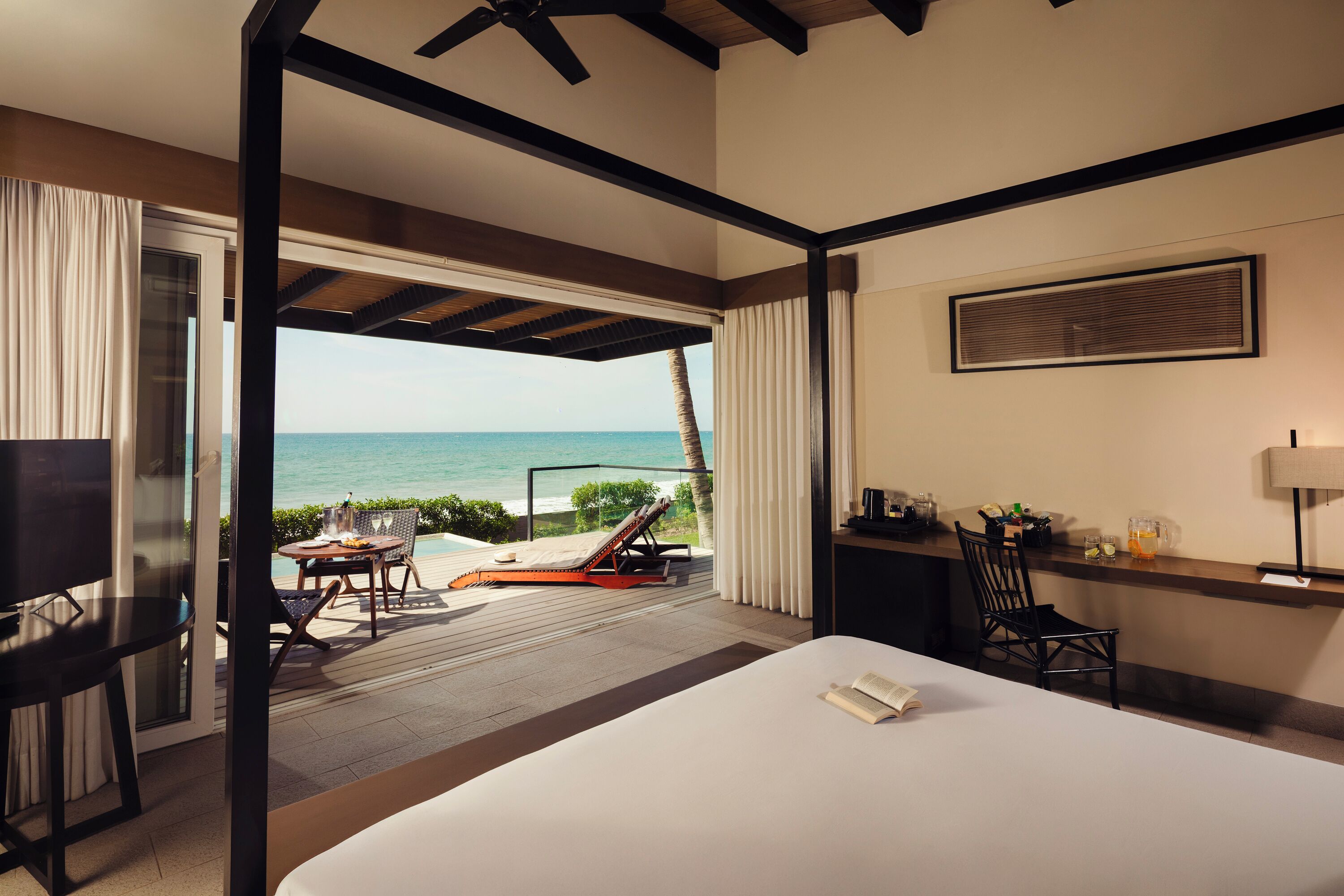 Beachfront Pool Villa | Ropa de cama de alta calidad y minibar 