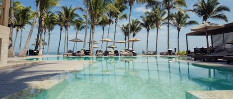 Piscina externa, espreguiçadeiras