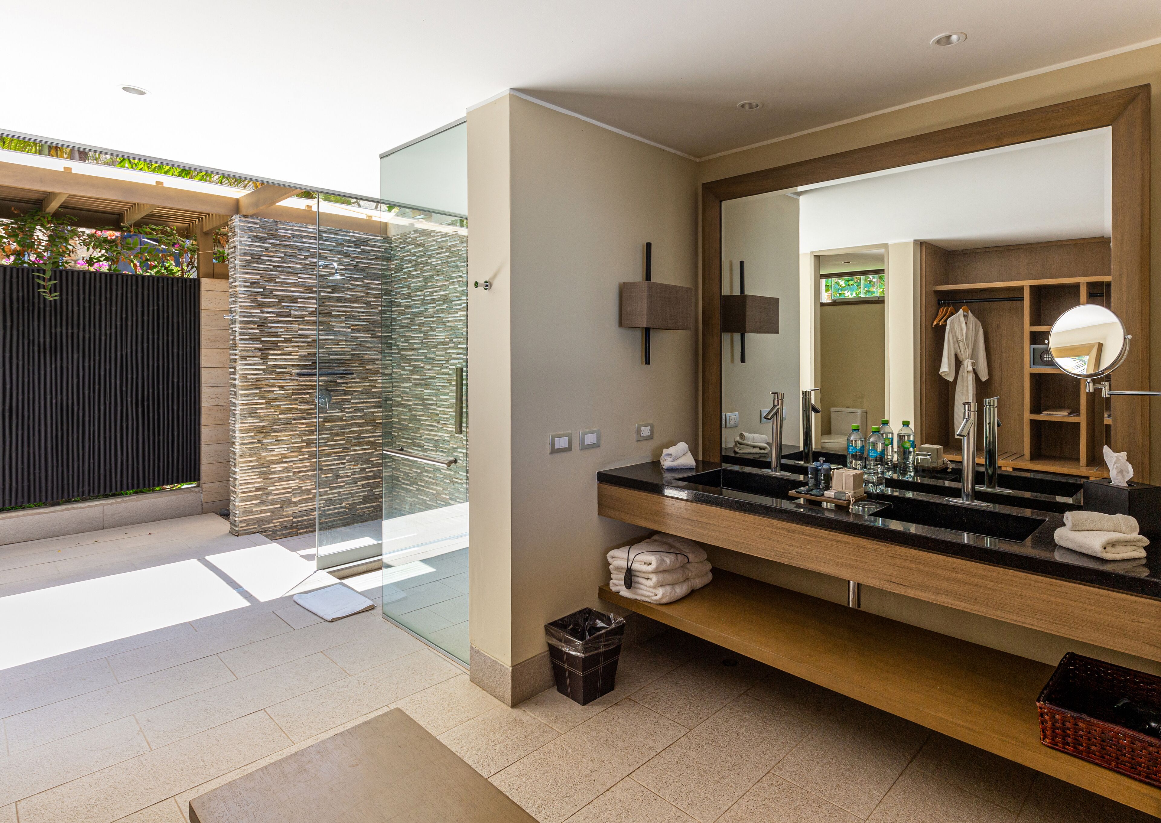 Beachfront Pool Villa | Badezimmer | Dusche, Regendusche, kostenlose Toilettenartikel, Haartrockner