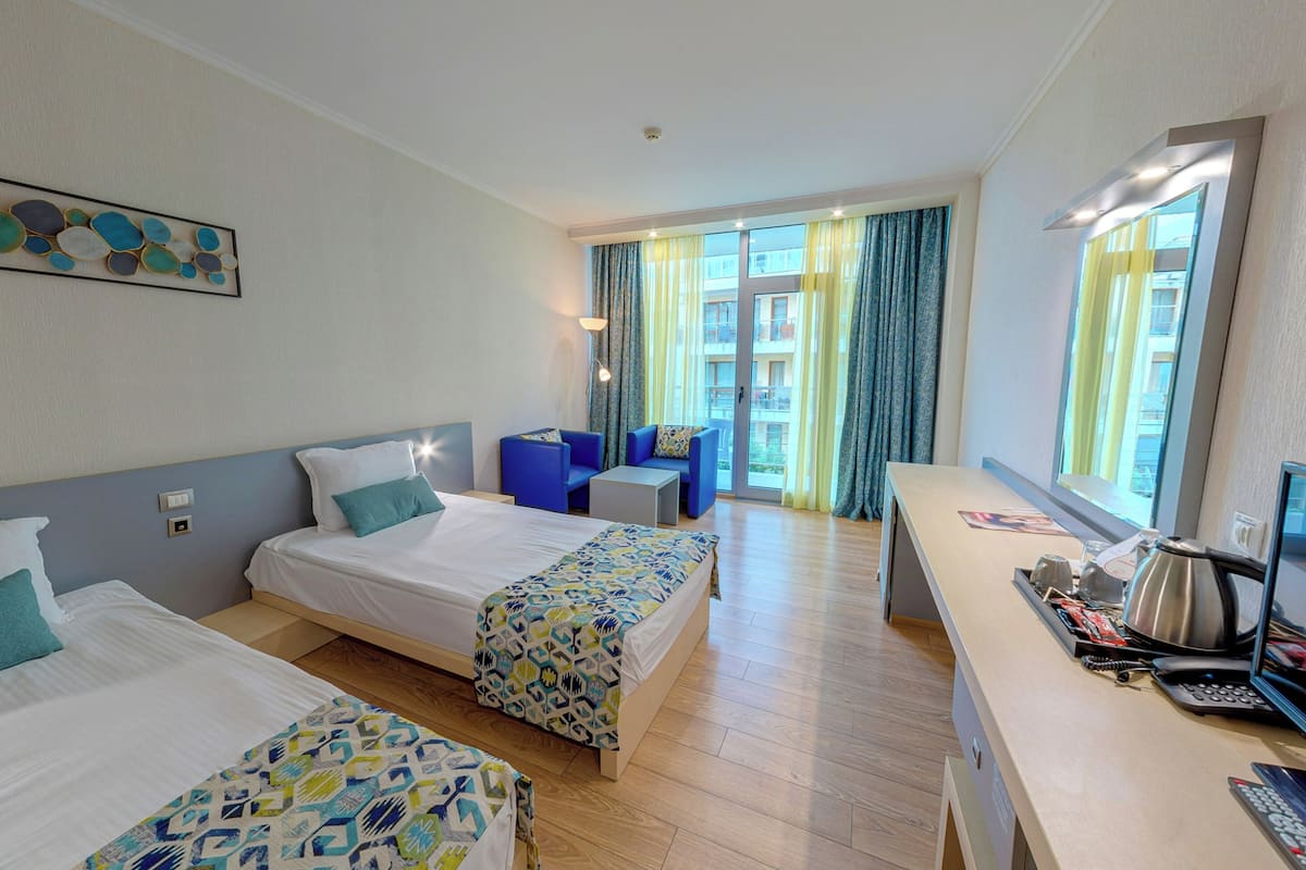 Standard Room Lateral Sea View | 1 sovrum, minibar, värdeförvaringsskåp på rummet och skrivbord