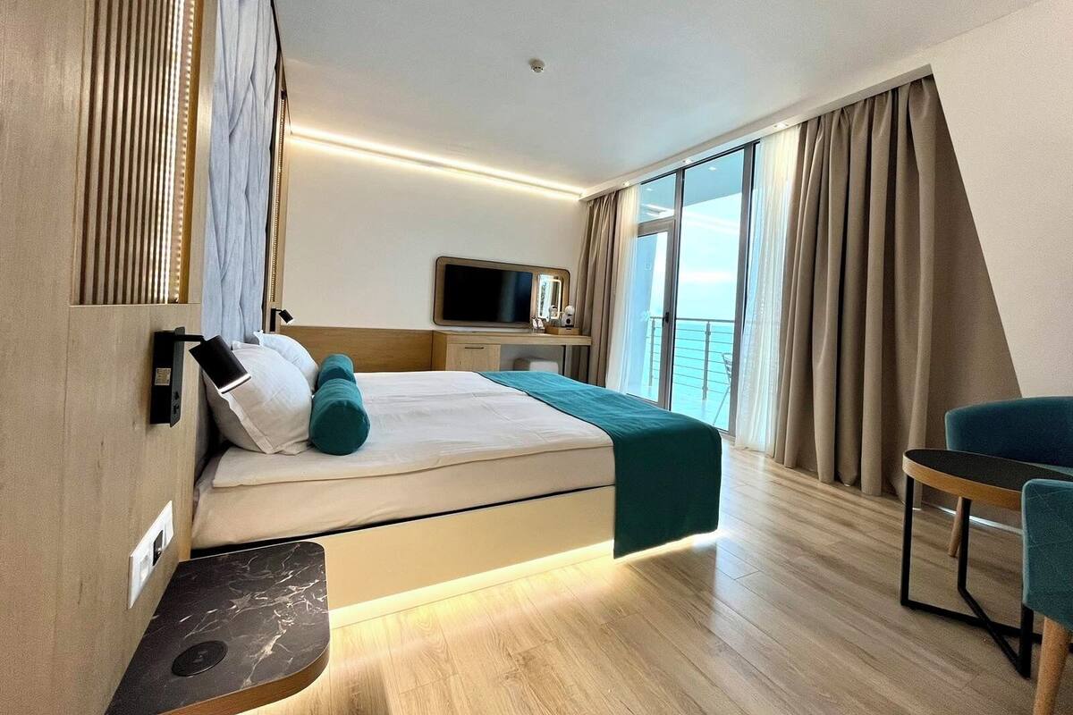 Premium Room Sea View | 1 sovrum, minibar, värdeförvaringsskåp på rummet och skrivbord