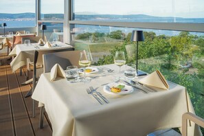 Frühstück, Mittagessen, Abendessen, Blick aufs Meer 