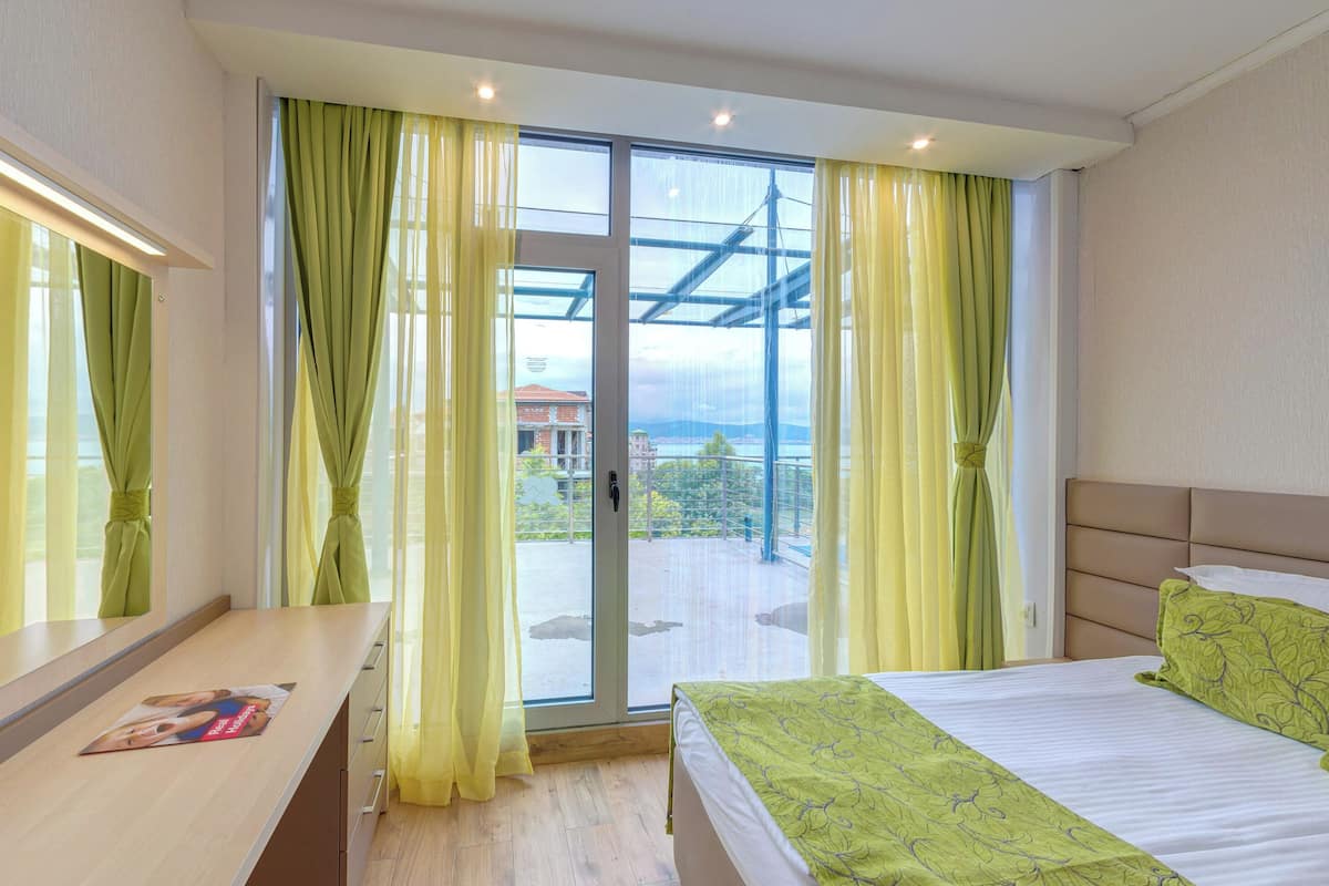 Junior Suite | 1 sovrum, minibar, värdeförvaringsskåp på rummet och skrivbord