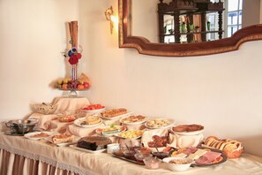 Desayuno de autoservicio incluido todos los días