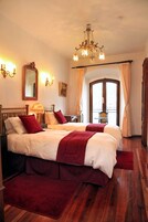 Deluxe Twin Room, 1 Bedroom, Private Bathroom | Egyptian cotton sheets, premium bedding, in-room safe