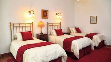 Habitación triple Deluxe, 1 habitación, baño privado | 1 dormitorio, sábanas de algodón egipcio, ropa de cama de alta calidad