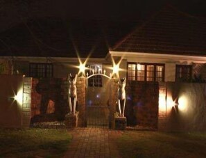 Voorkant accommodatie - avond/nacht