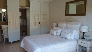 Tweepersoonskamer (Budget) | Badkamer | Een douche, gratis toiletartikelen, een haardroger, handdoeken