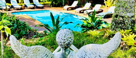 Chambre Familiale, 2 chambres, 2 salles de bains, vue piscine | Vue sur la cour