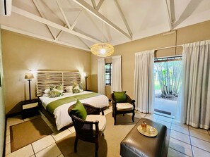 Dobbelt- eller tomannsrom – signature, 1 soverom, eget bad, ved basseng | Sengetøy av topp kvalitet, minibar og safe på rommet