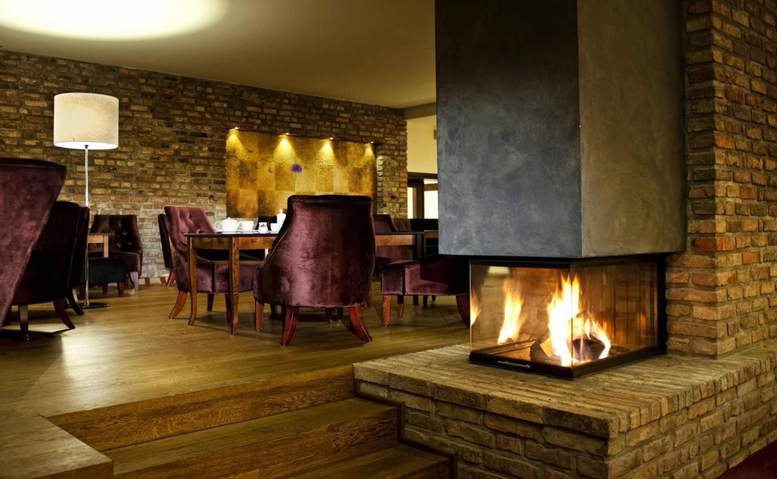 2 restaurants, breakfast, lunch, dinner served; international cuisine