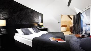 Minibar, in-room safe, desk, iron/ironing board