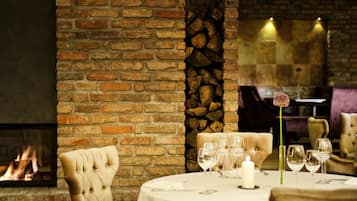 2 restaurants, spécialités Cuisine internationale