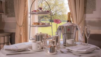 Petit déjeuner et dßner servis sur place, spécialités Cuisine anglaise