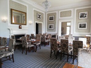 Päivittäinen buffetaamiainen (10.00 GBP per henkilö)