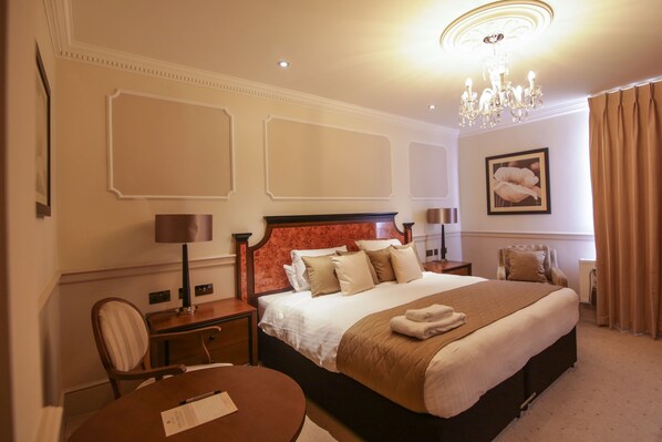 Kahden hengen deluxe-huone | Tallelokero huoneessa, työpöytä, silitysrauta/-lauta, vauvansängyt