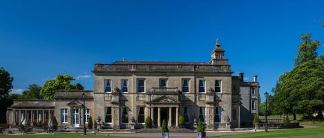 Vista frontal de la propiedad