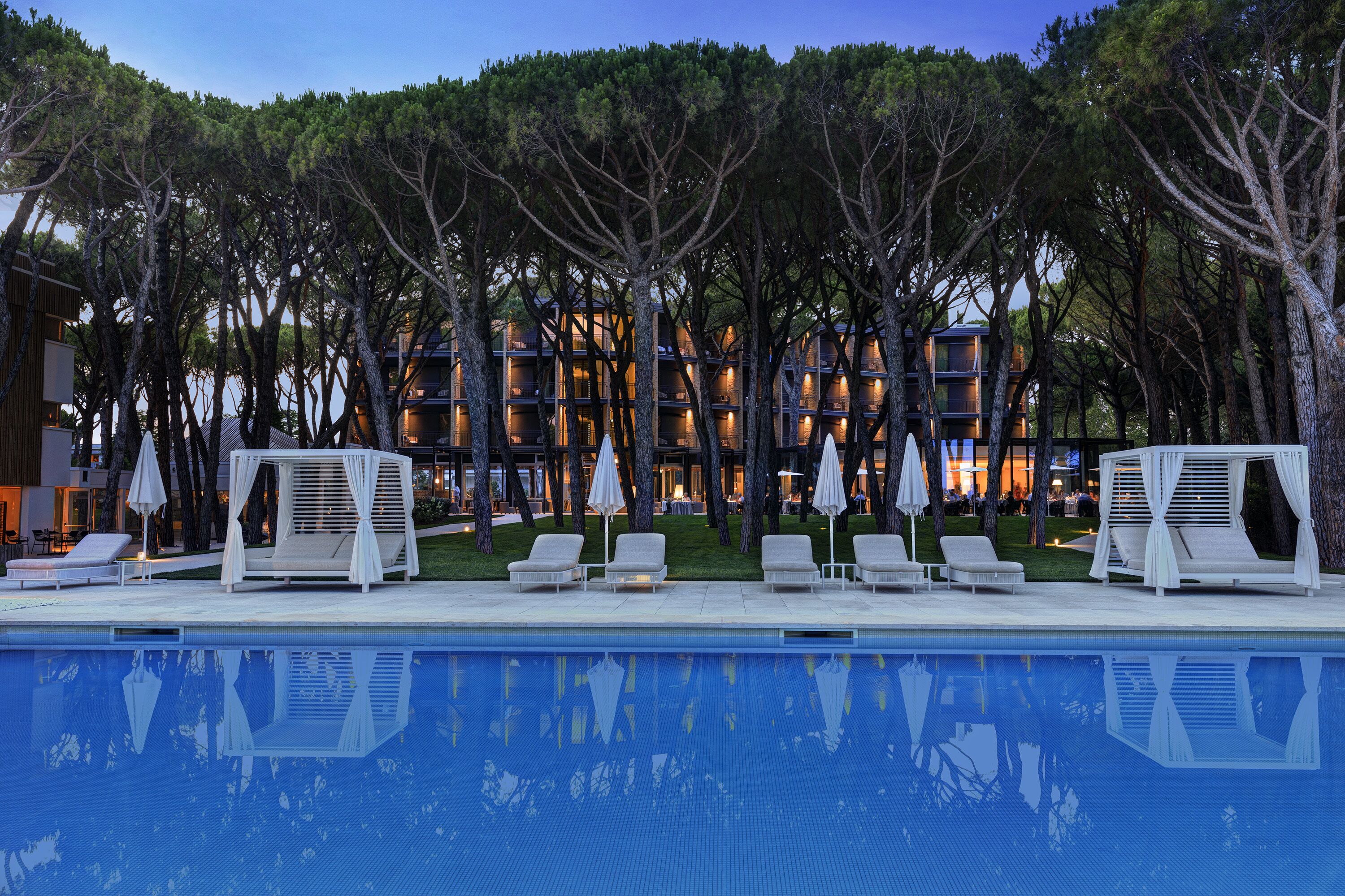 seasonal outdoor pool, pool cabanas (surcharge), pool umbrellas