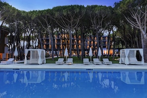 季節性室外泳池;小屋 (收費)、泳池傘