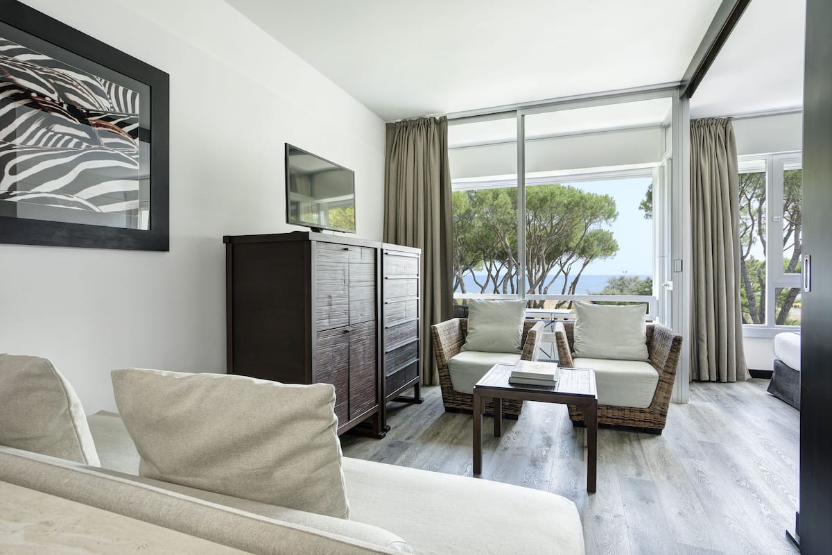 junior suite | 1 bedroom, premium bedding, down duvets, memory-foam beds