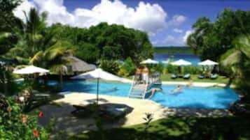 Piscine extérieure, parasols de plage, chaises longues