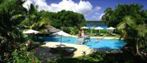 Piscine extérieure, parasols de plage, chaises longues