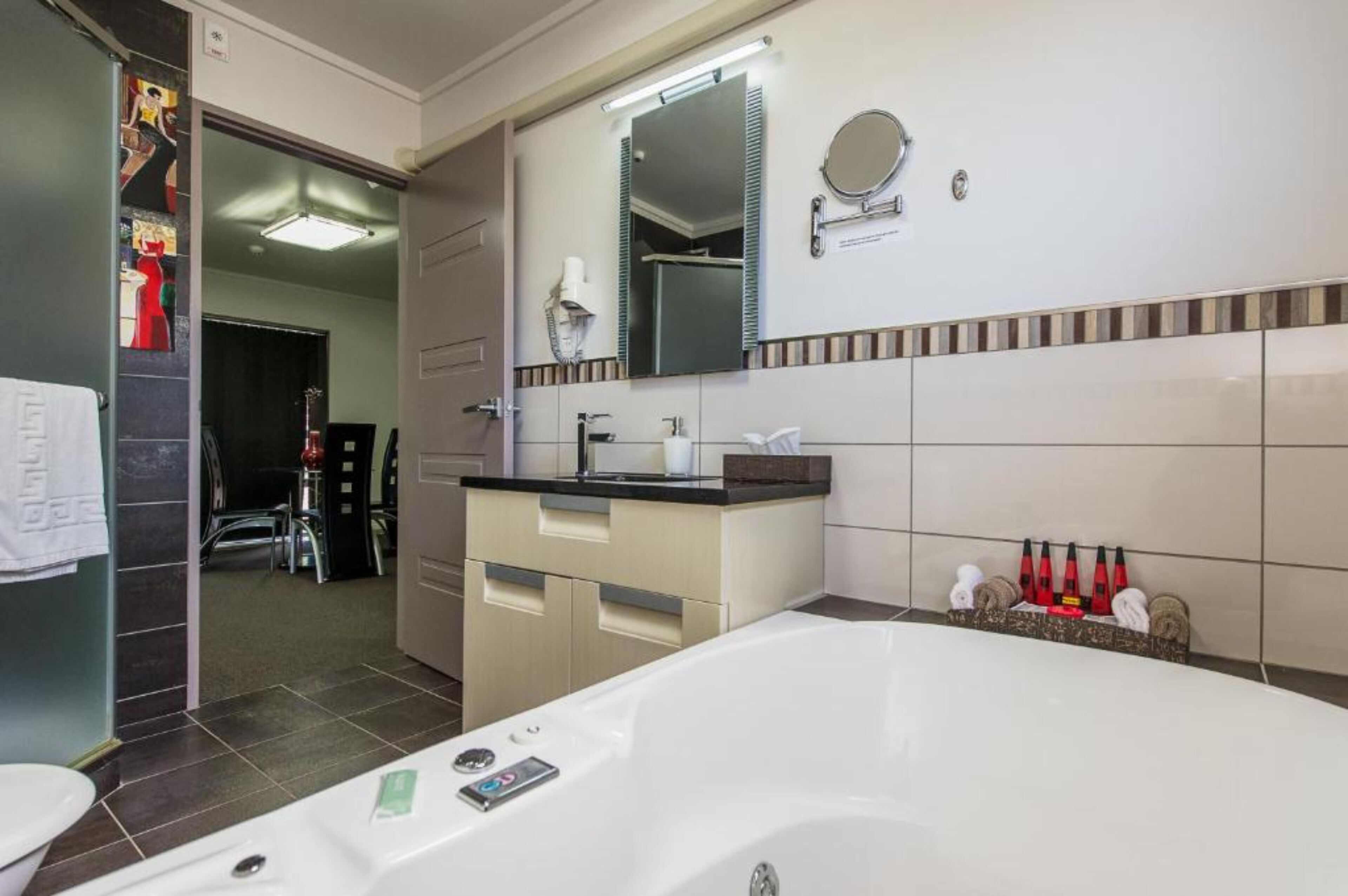 One Bedroom Spa Suite | Private spa tub