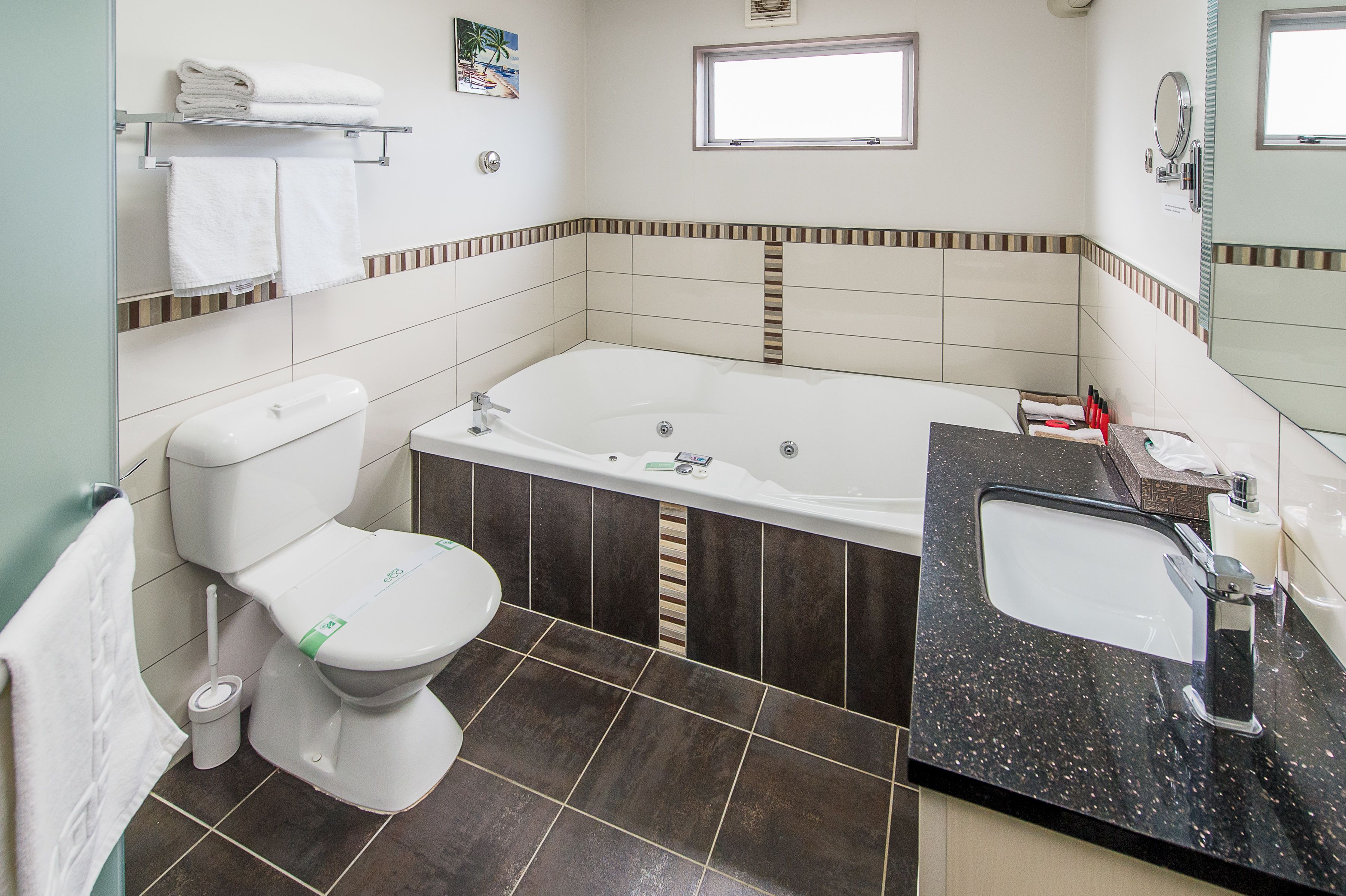Suite, 1 chambre, bain à remous | Salle de bain