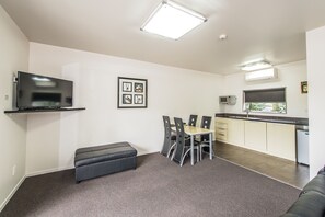 อพาร์ทเมนท์สำหรับครอบครัว, 2 ห้องนอน | ครัวส่วนตัว | ตู้เย็น, ไมโครเวฟ, เครื่องชงกาแฟ/ชา, กาต้มน้ำไฟฟ้า