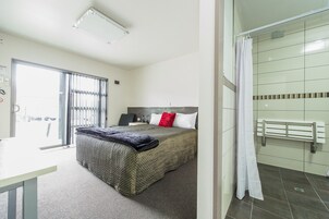 Ropa de cama de alta calidad y caja de seguridad en la habitación 