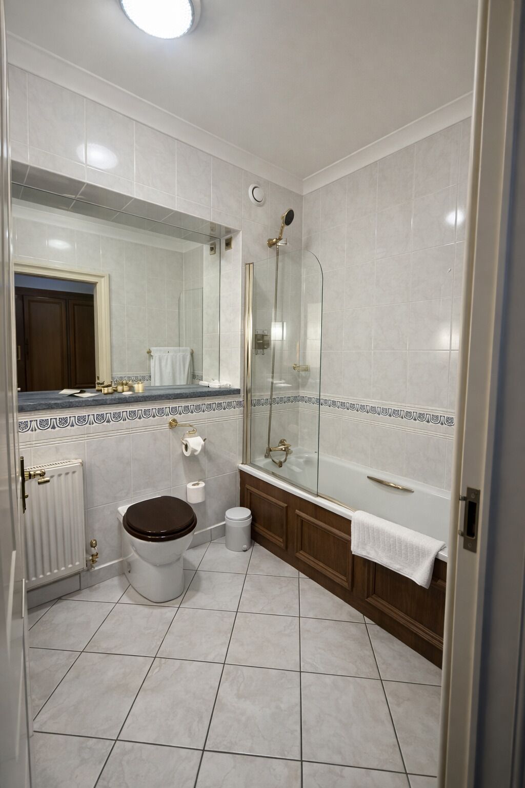 Ein Badezimmer mit Toilette, Bidet und einer Duschkabine.