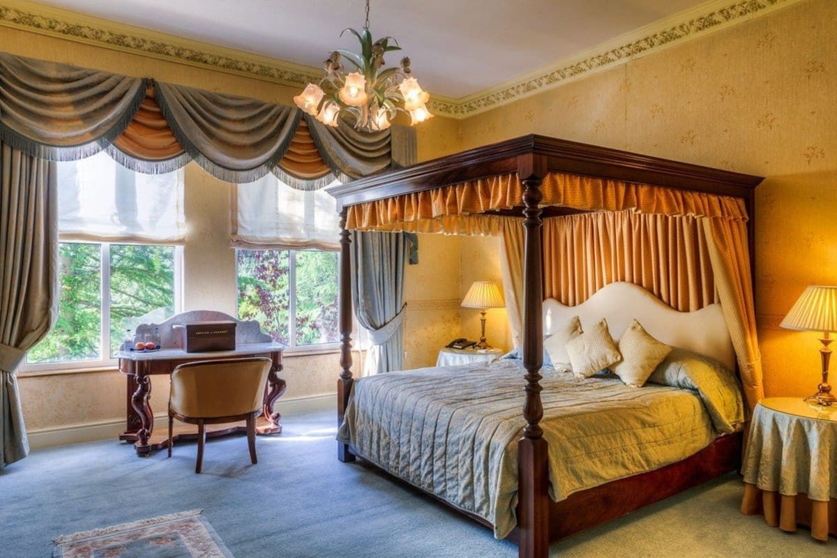 superior double room (four poster) | property entrance