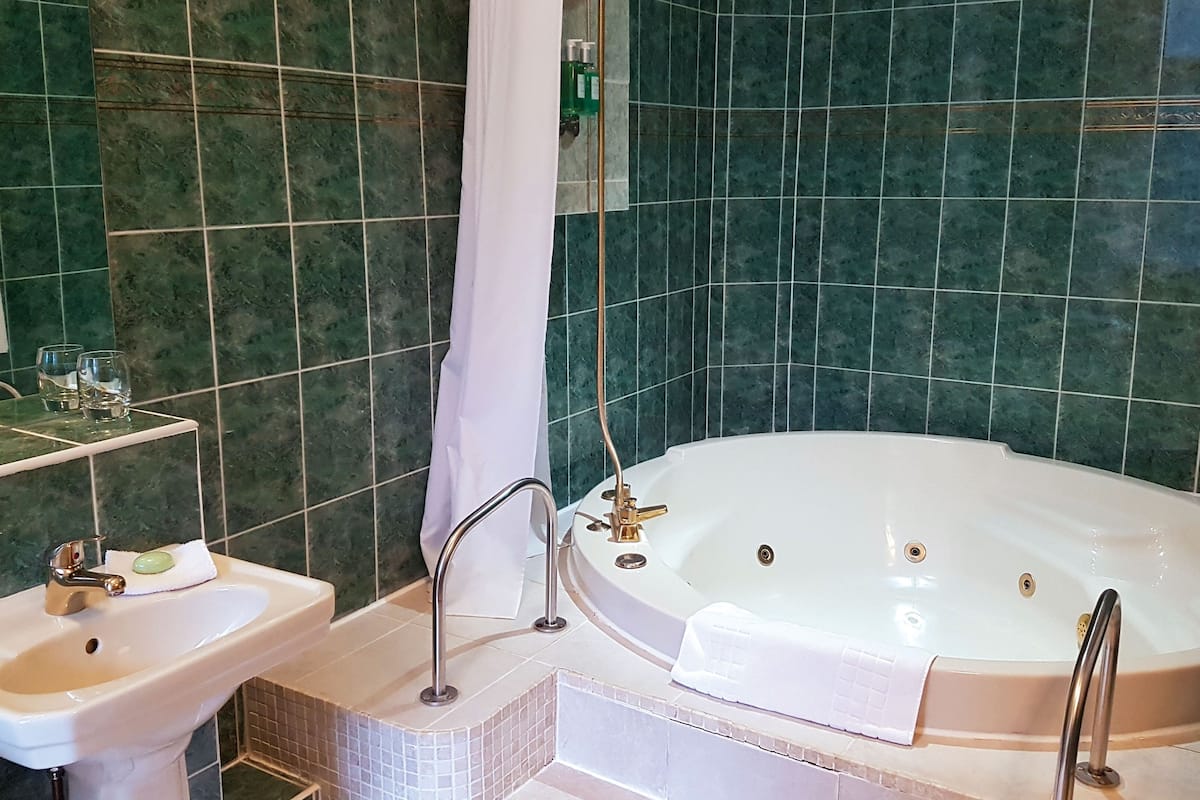 suite (four-poster) | bathroom | free toiletries, hair dryer, bathrobes, towels